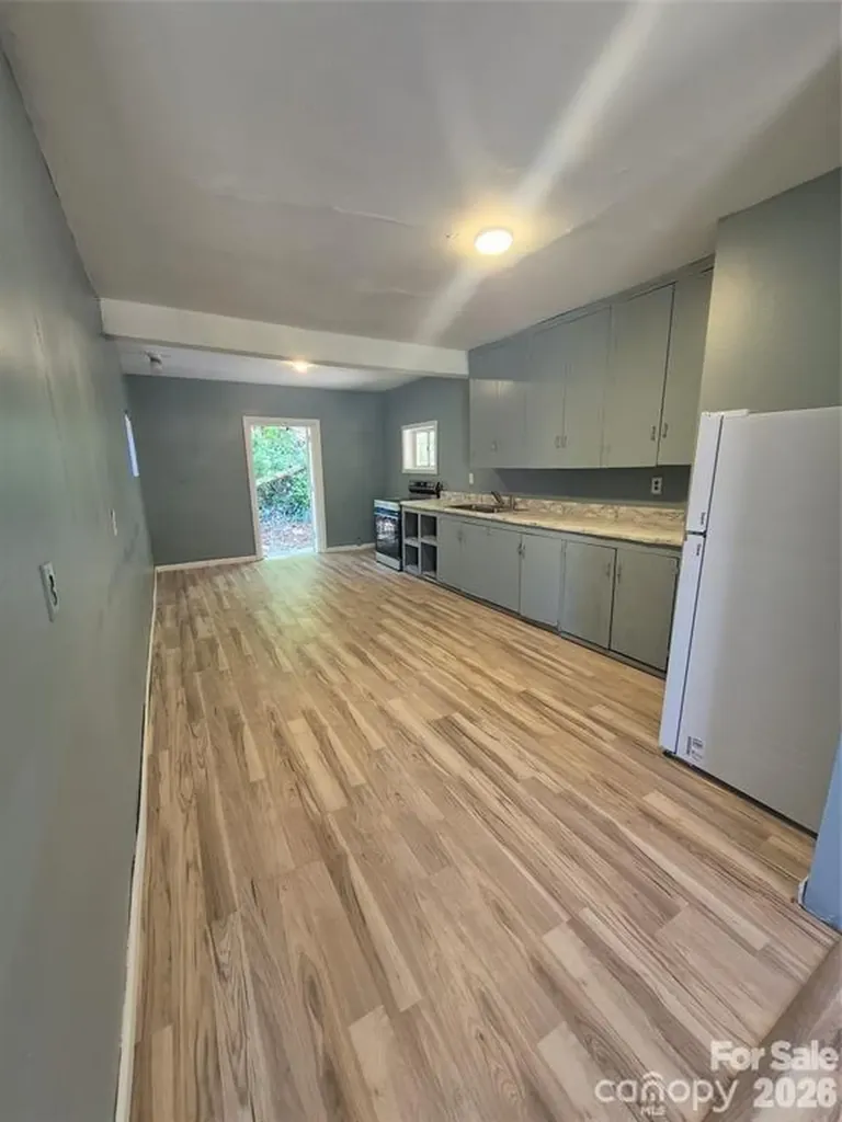 1745 Meadowbrook Terrace Hendersonville NC 28792
