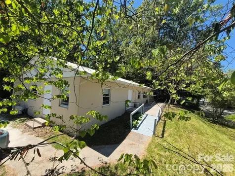 1745 Meadowbrook Terrace Hendersonville NC 28792
