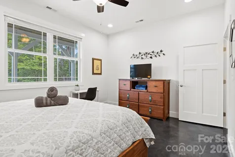82 Summit Circle Hendersonville NC 28739