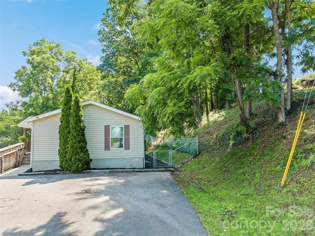 26 Cedar Street Canton NC 28716