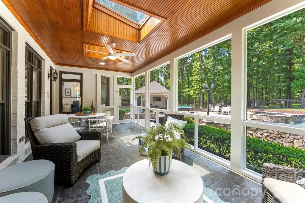 10107 Annie Oakley Lane Charlotte NC 28227
