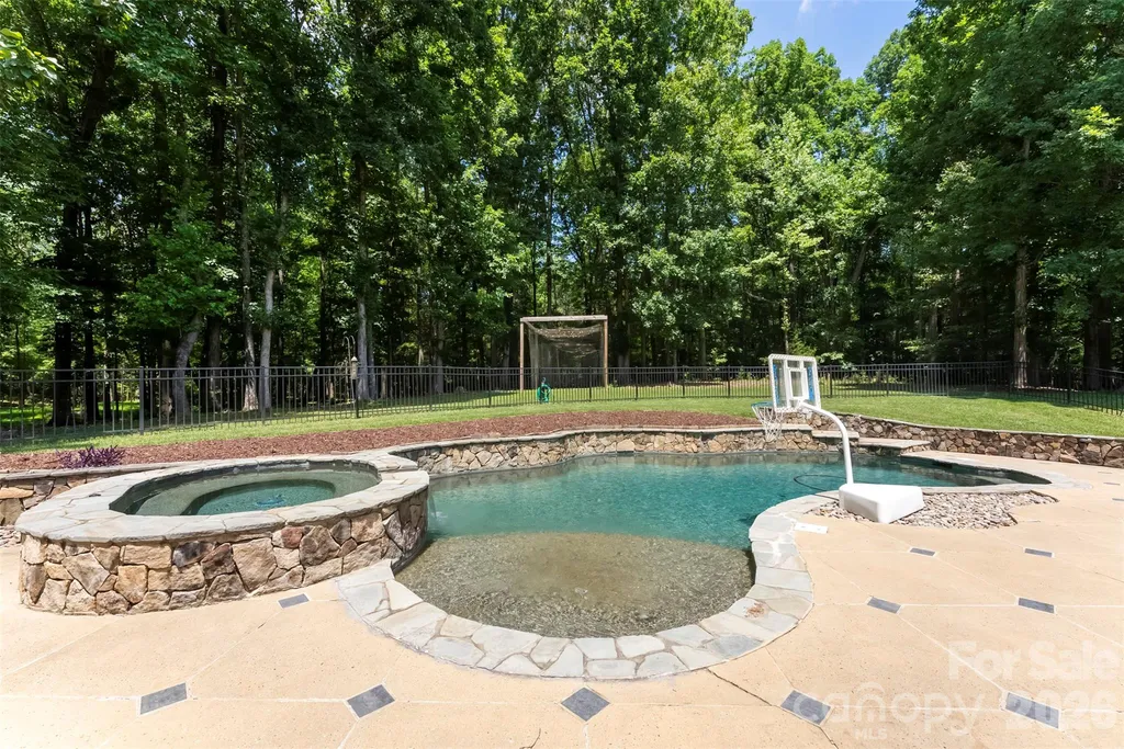 10107 Annie Oakley Lane Charlotte NC 28227