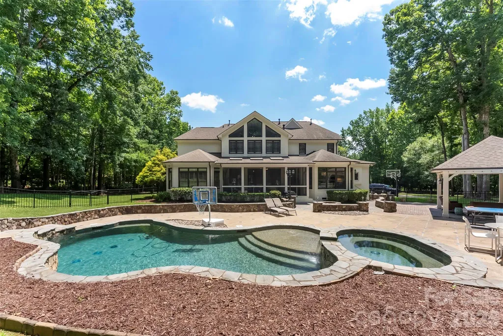 10107 Annie Oakley Lane Charlotte NC 28227
