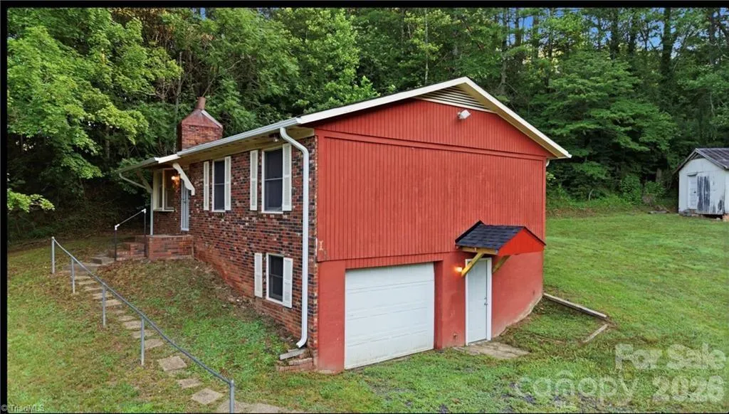 11526 Us Highway 421 Purlear NC 28665