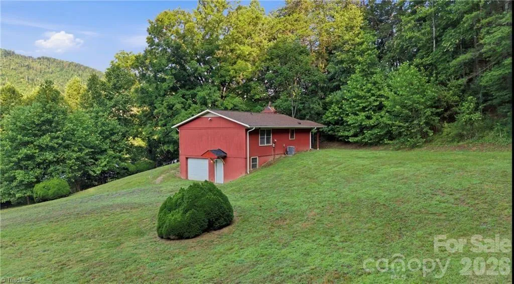 11526 Us Highway 421 Purlear NC 28665