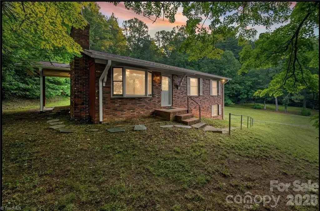 11526 Us Highway 421 Purlear NC 28665
