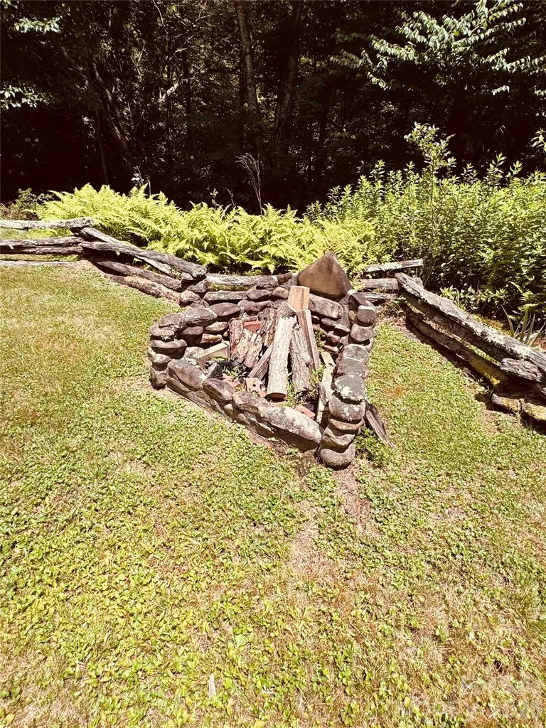 6835 Nc 183 Highway Newland NC 28657