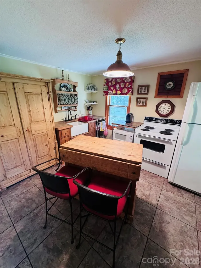 6835 Nc 183 Highway Newland NC 28657