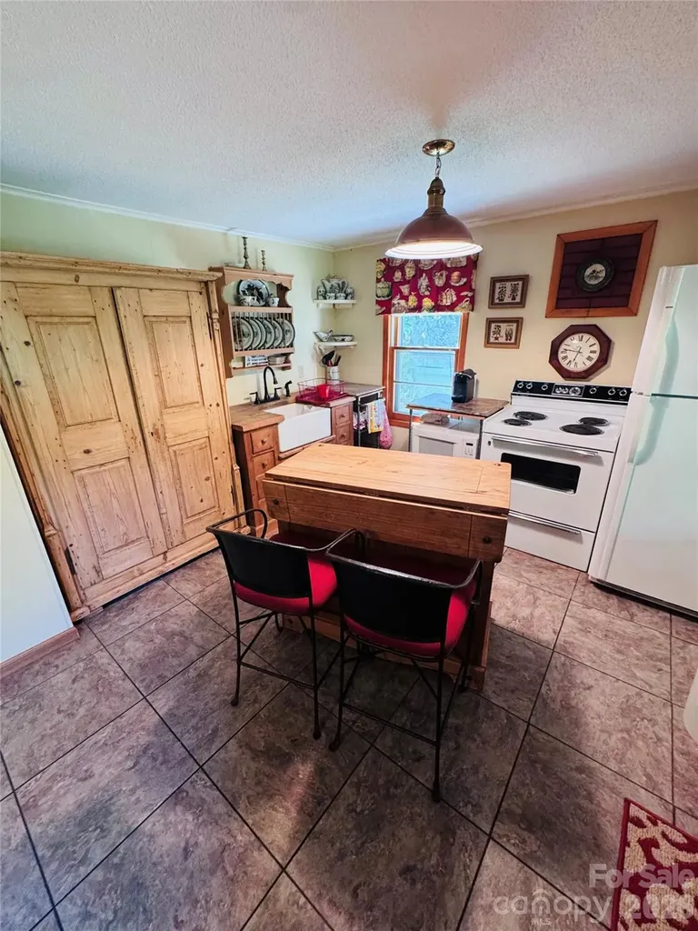 6835 Nc 183 Highway Newland NC 28657
