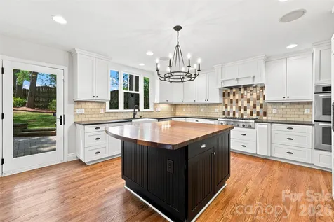 4467 Woodlark Lane Charlotte NC 28211