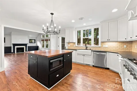 4467 Woodlark Lane Charlotte NC 28211