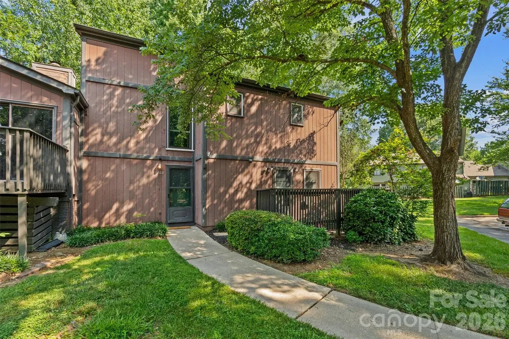 6100 Honeysuckle Lane Charlotte NC 28212