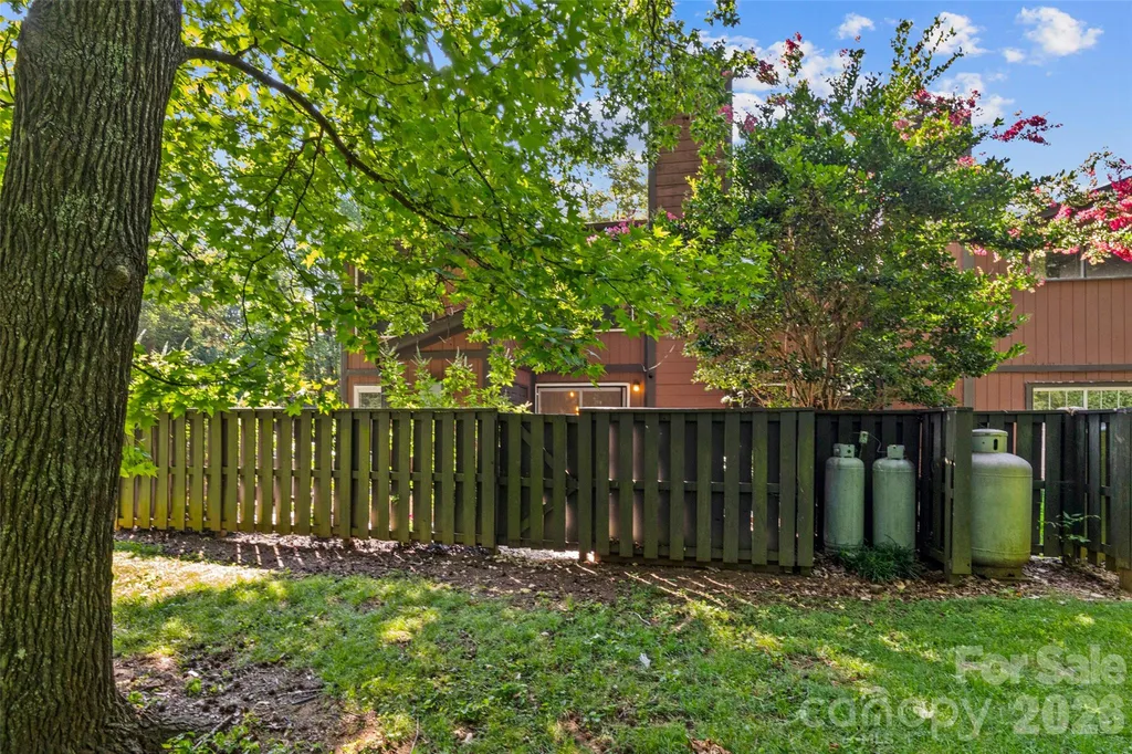 6100 Honeysuckle Lane Charlotte NC 28212