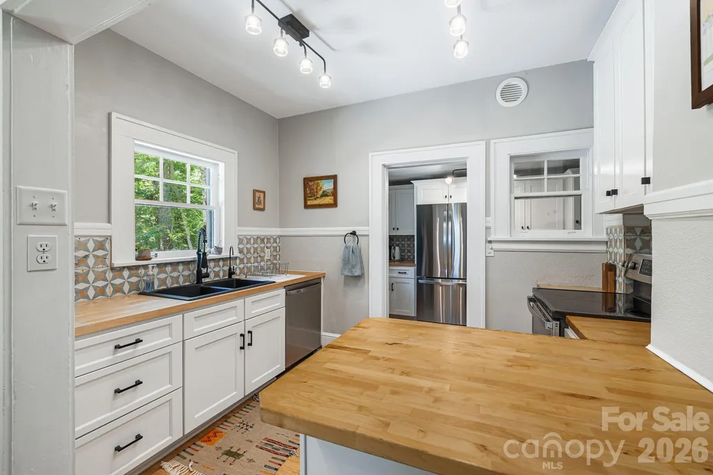 25 B Saint Dunstans Circle Asheville NC 28803