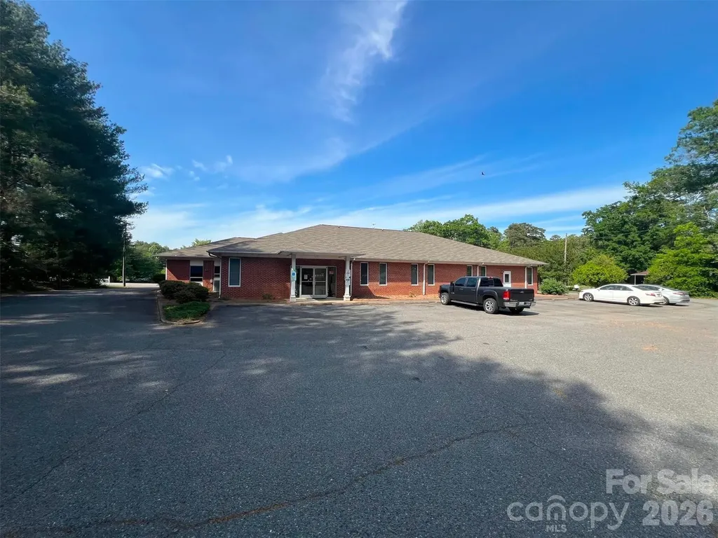 320 E Lee Avenue Yadkinville NC 27055