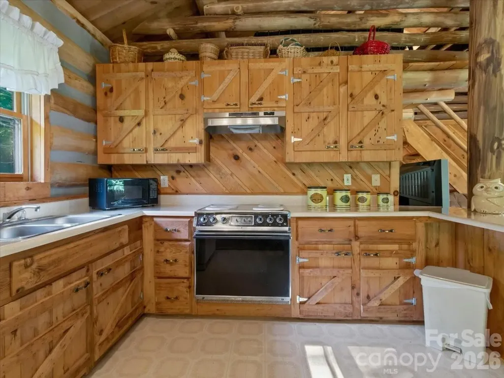 230 Chatter Box Lane Green Mountain NC 28740
