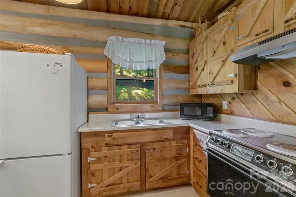 230 Chatter Box Lane Green Mountain NC 28740