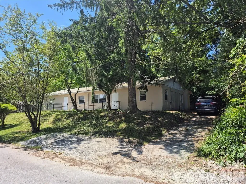 1745 Meadowbrook Terrace Hendersonville NC 28792