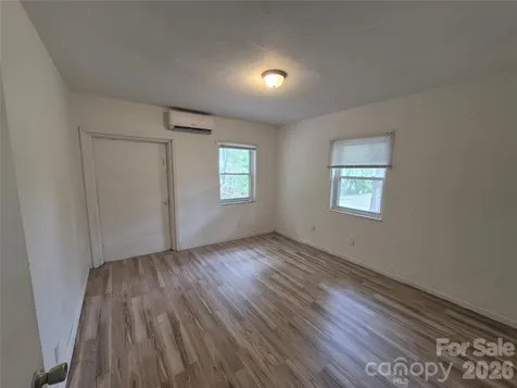 1745 Meadowbrook Terrace Hendersonville NC 28792