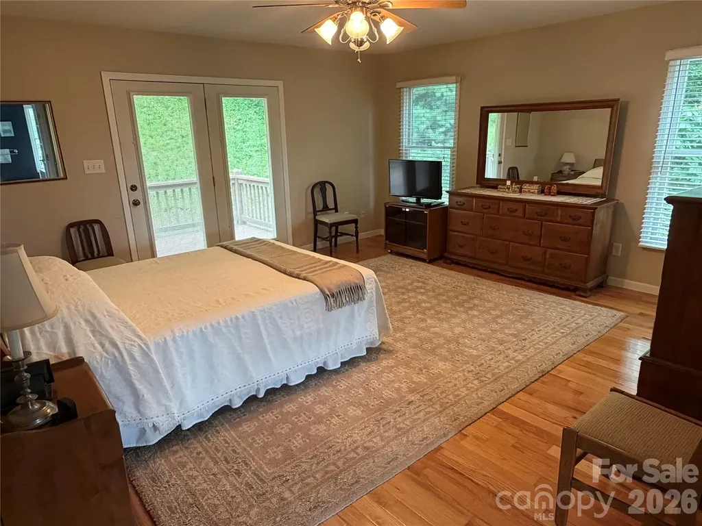 136 Johnnie Hills Burnsville NC 28714
