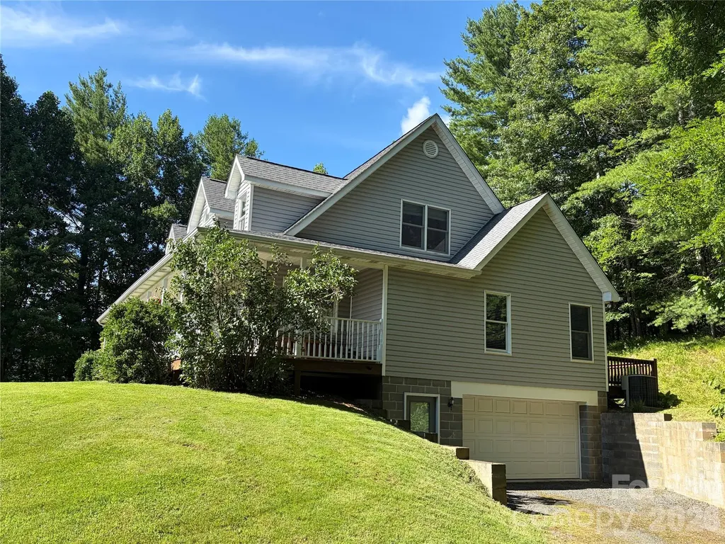 136 Johnnie Hills Burnsville NC 28714