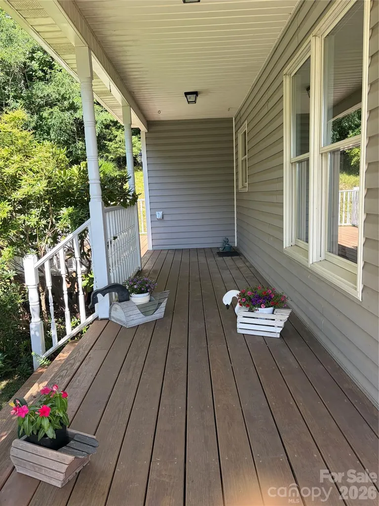 136 Johnnie Hills Burnsville NC 28714