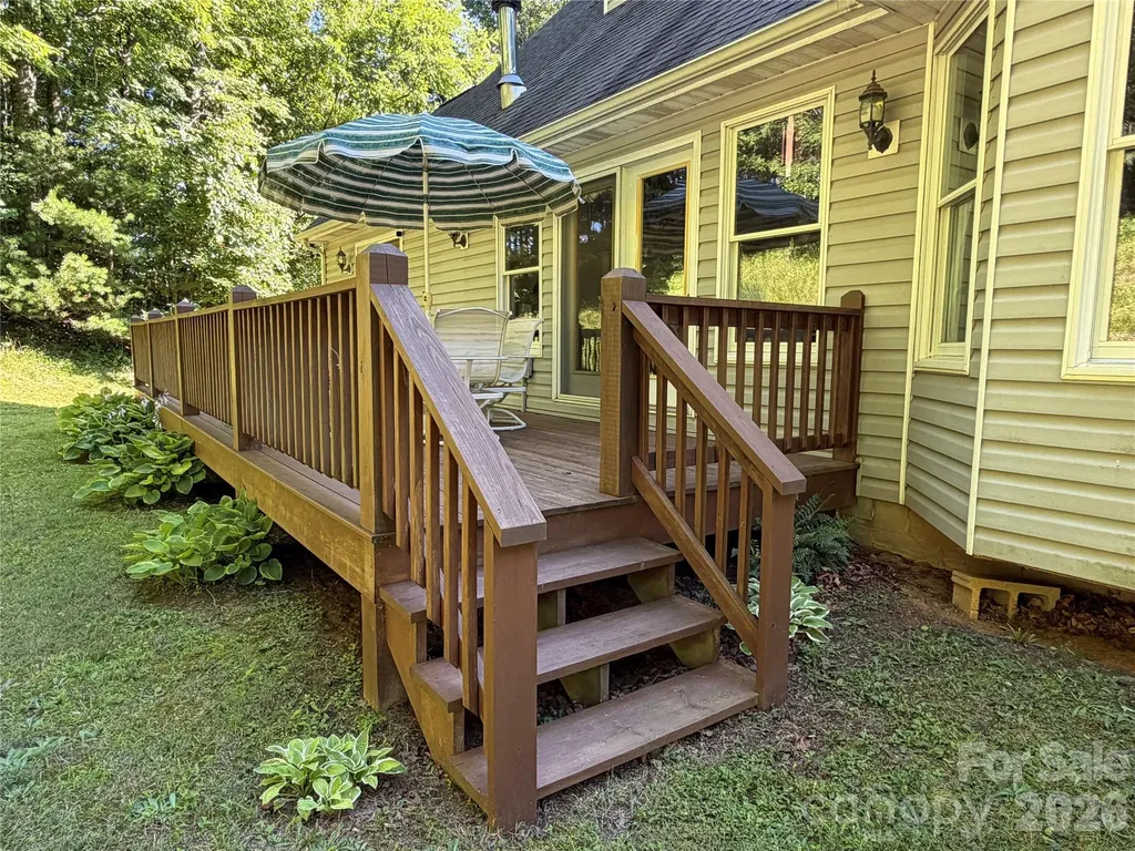 136 Johnnie Hills Burnsville NC 28714