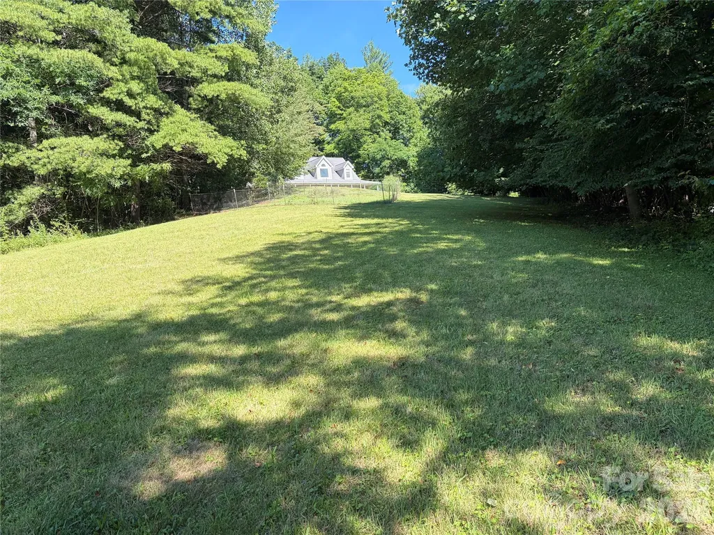 136 Johnnie Hills Burnsville NC 28714