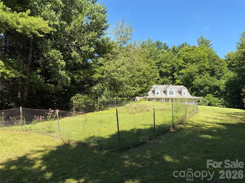 136 Johnnie Hills Burnsville NC 28714