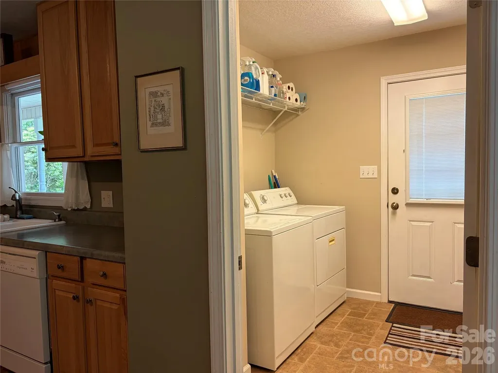 136 Johnnie Hills Burnsville NC 28714