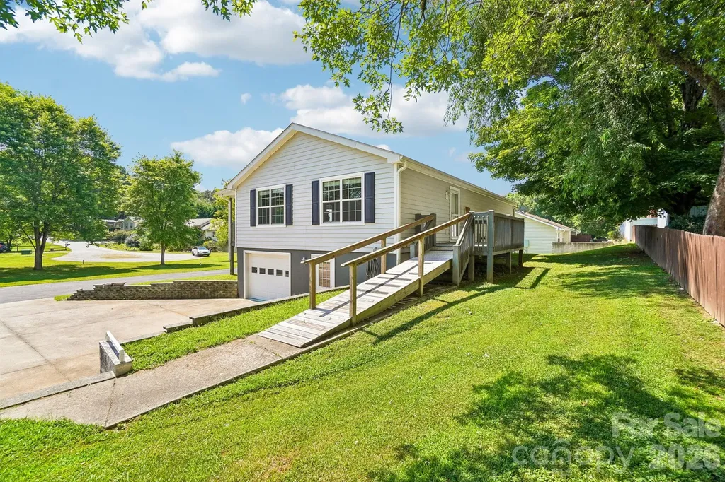 119 E Meadow Lane Horse Shoe NC 28742