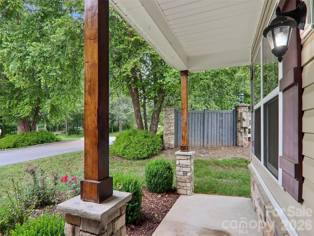 11 Eagle Pointe Way Flat Rock NC 28731