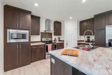 1940 Eastbrook Circle Morganton NC 28655