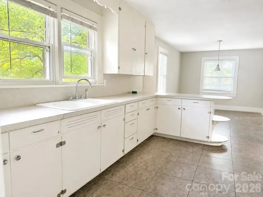 706 12th Avenue NE Hickory NC 28601