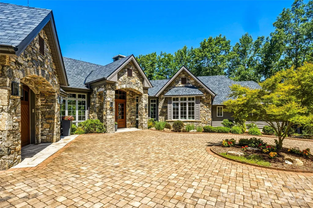 504 Hagen Drive Hendersonville NC 28739