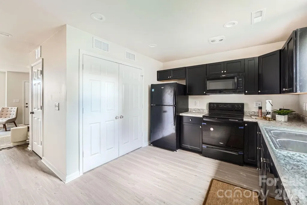 1610 Ct Brooks Circle Charlotte NC 28212