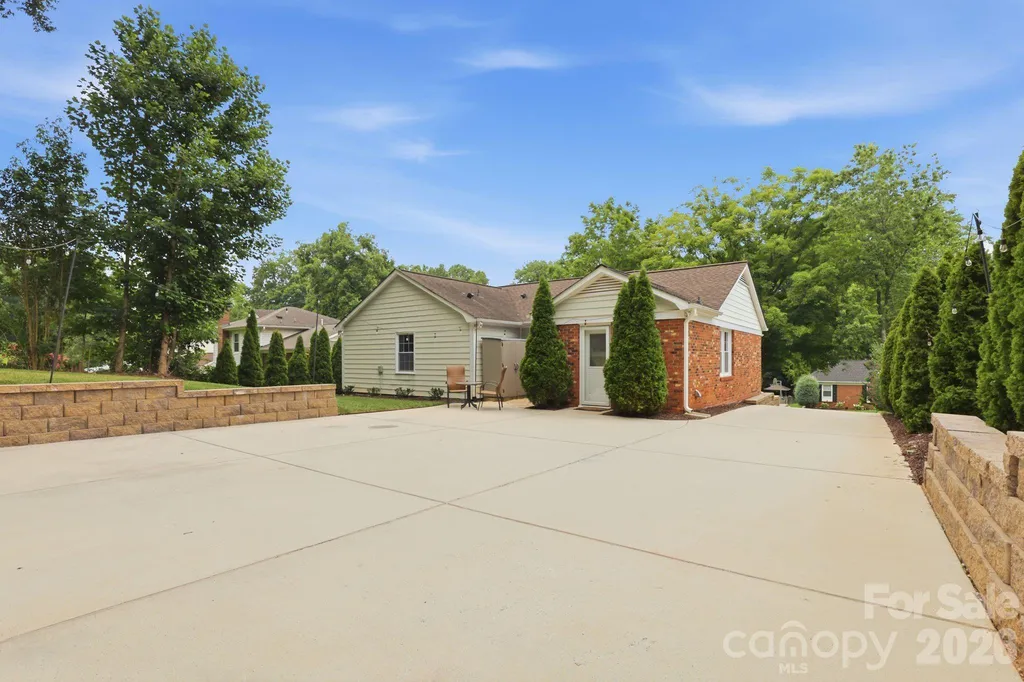 4927 Farm Pond Lane Charlotte NC 28212