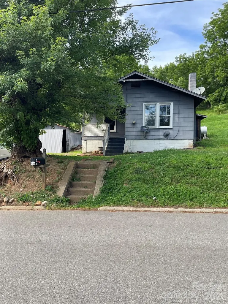 33 Holtzclaw Street Canton NC 28716