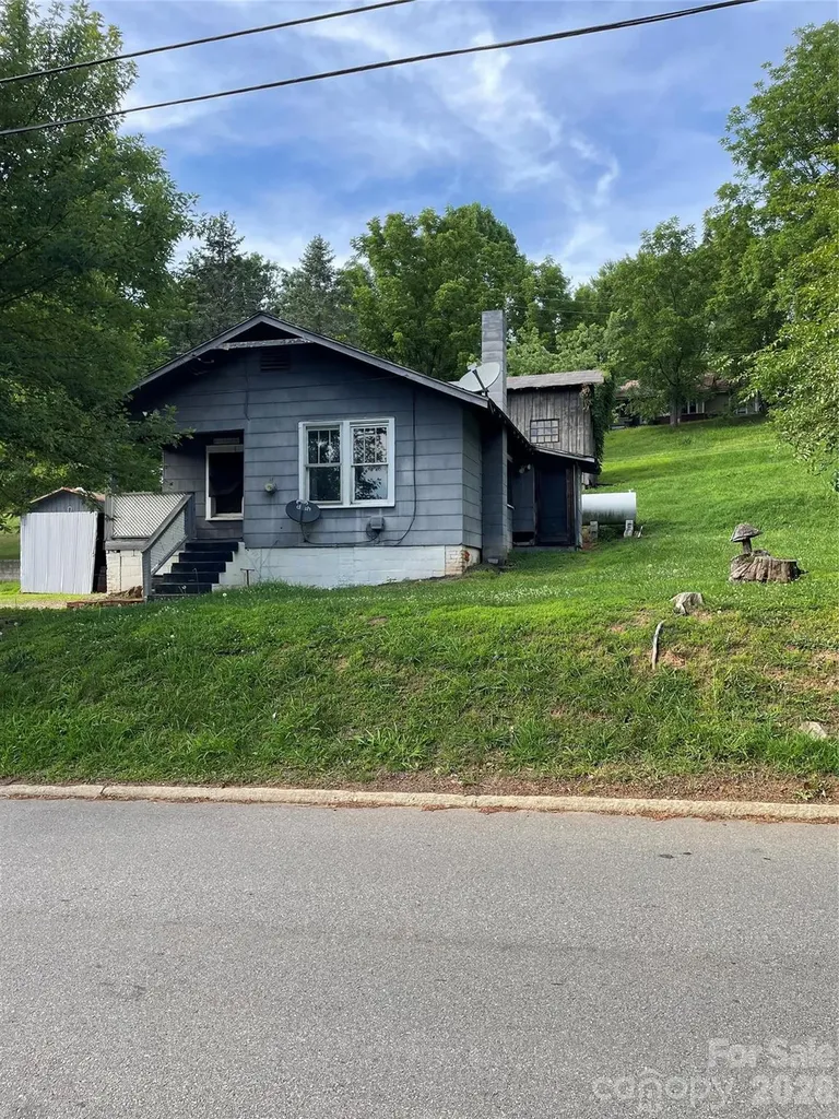 33 Holtzclaw Street Canton NC 28716