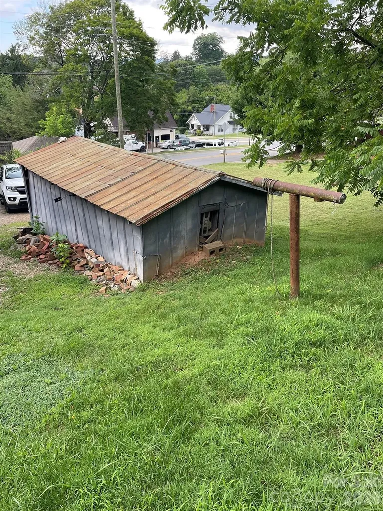 33 Holtzclaw Street Canton NC 28716