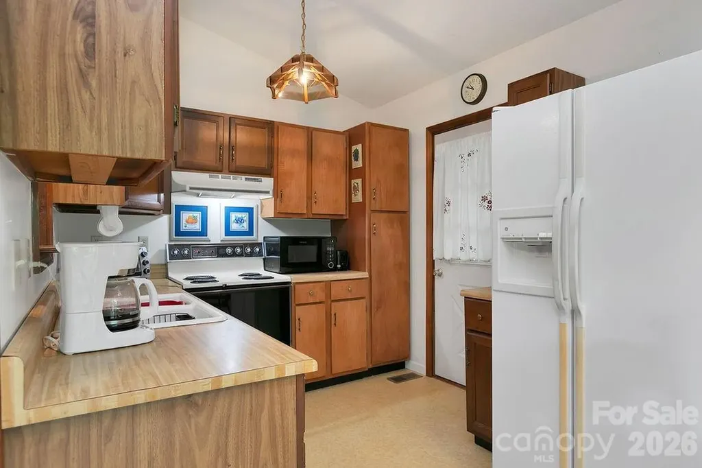 108 Easy Street Cedar Mountain NC 28718