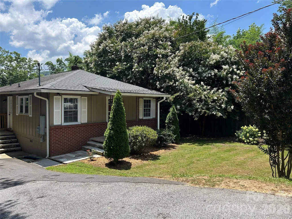 11 Mountain Road Hendersonville NC 28791