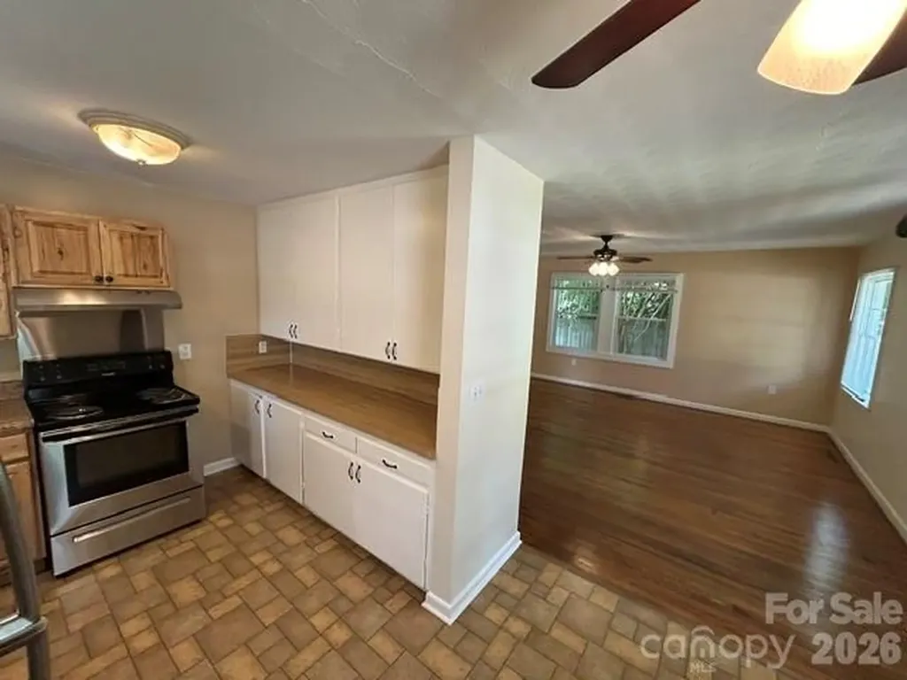 11 Mountain Road Hendersonville NC 28791