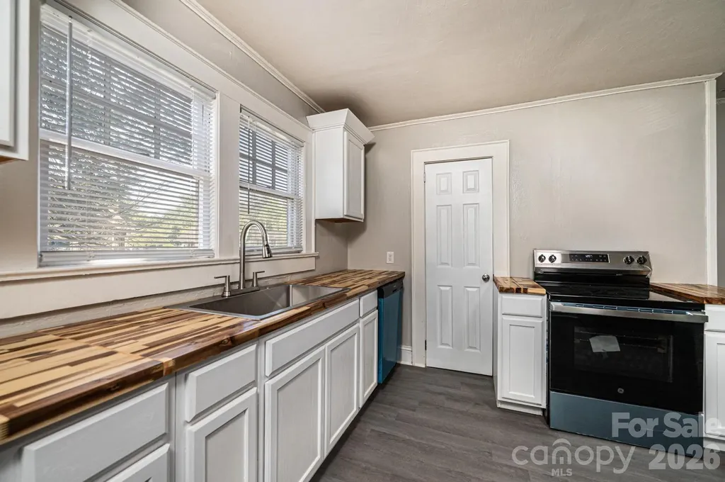 423 N Davis Avenue Newton NC 28658