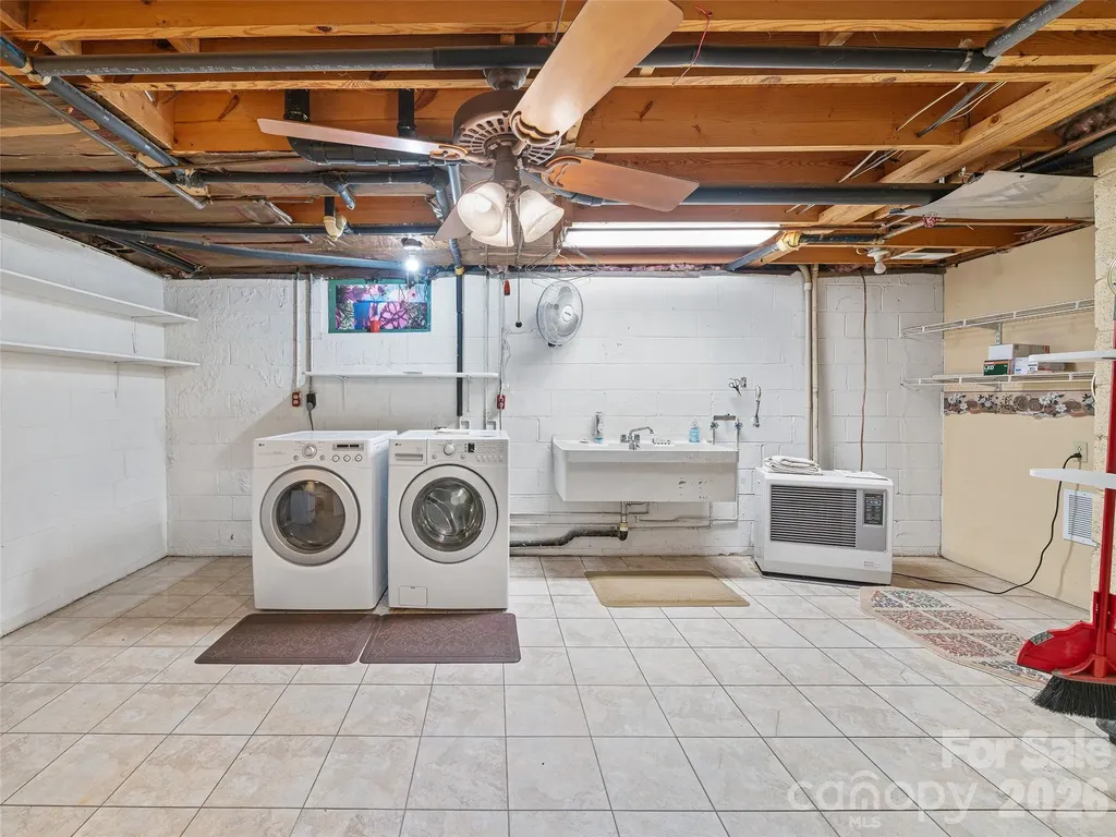 1065 Upper Pig Pen Road Green Mountain NC 28740