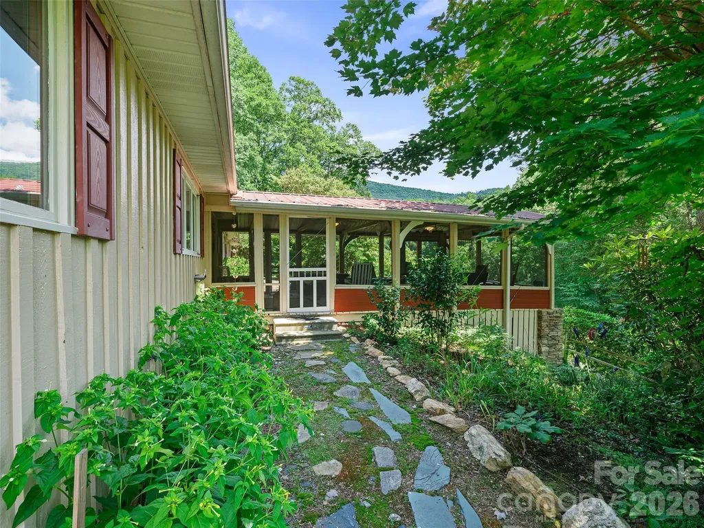 1065 Upper Pig Pen Road Green Mountain NC 28740