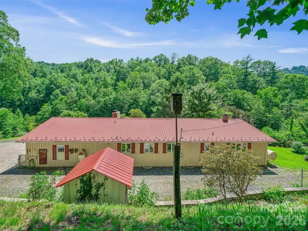 1065 Upper Pig Pen Road Green Mountain NC 28740