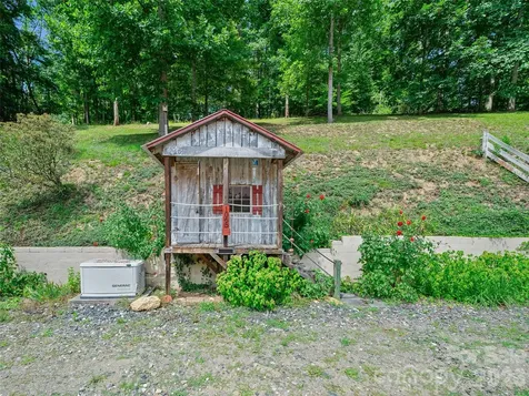 1065 Upper Pig Pen Road Green Mountain NC 28740