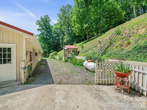 1065 Upper Pig Pen Road Green Mountain NC 28740