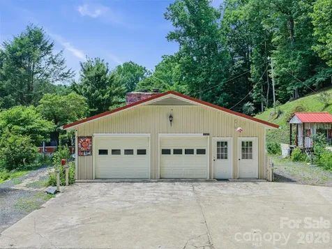 1065 Upper Pig Pen Road Green Mountain NC 28740